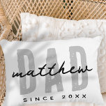 Pappa sedan 20XX Modern enkel Preppy Prydnadskudde<br><div class="desc">Denna enkla och moderna utformning består av sanserif-typografi.</div>