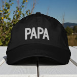Pappa Simple Trendig Modern Typography-Anpassnings Broderad Keps<br><div class="desc">Pappa Simple Trendig Modern Typography Anpassningsbar Embroied Baseball Cap har den enkla moderna broidertexten "Pappa". Perfekt som en gåva till Pappa för Fars dag,  jul,  födelsedag och annat. Skapat av Evco Studio www.zazzle.com/store/evcostudio</div>