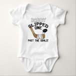 Pappa slippade ett av Goalie Funny Hockey T Shirt<br><div class="desc">Pappa slippade en tidigare Goalie Funny Hockey Baby Bodykosten</div>