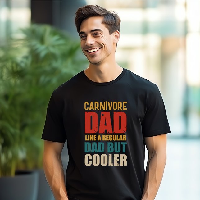 Pappa som ett vanligt Pappa men som kylare T Shirt (Handsome man wearing a black t-shirt with the words "Carnivore Dad - Like A Regular Dad But Cooler")