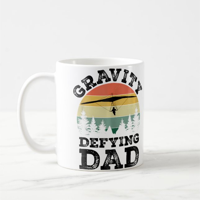 Pappa som flyger med hängglidare trotsar tyngdlage kaffemugg (Vänster)