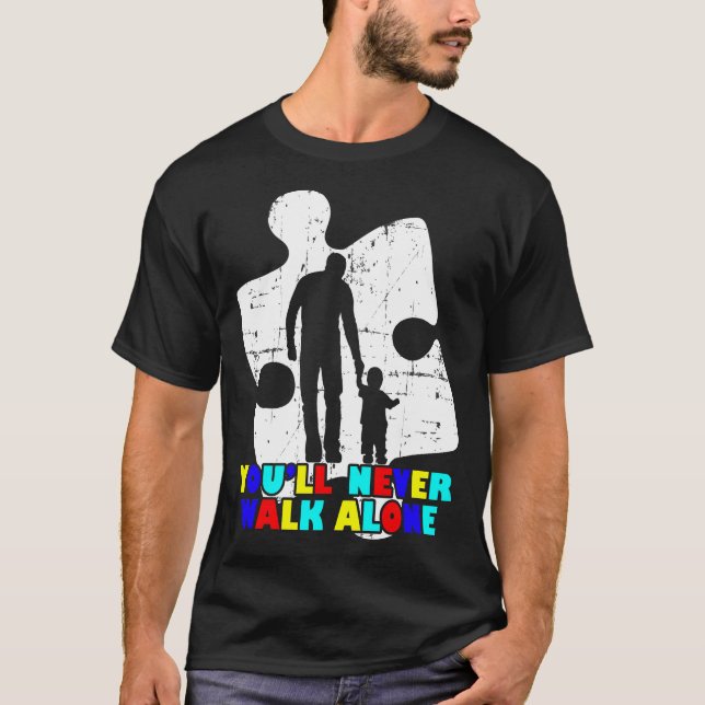Pappa Son går aldrig ensam i medvetande om Autism T Shirt (Framsida)