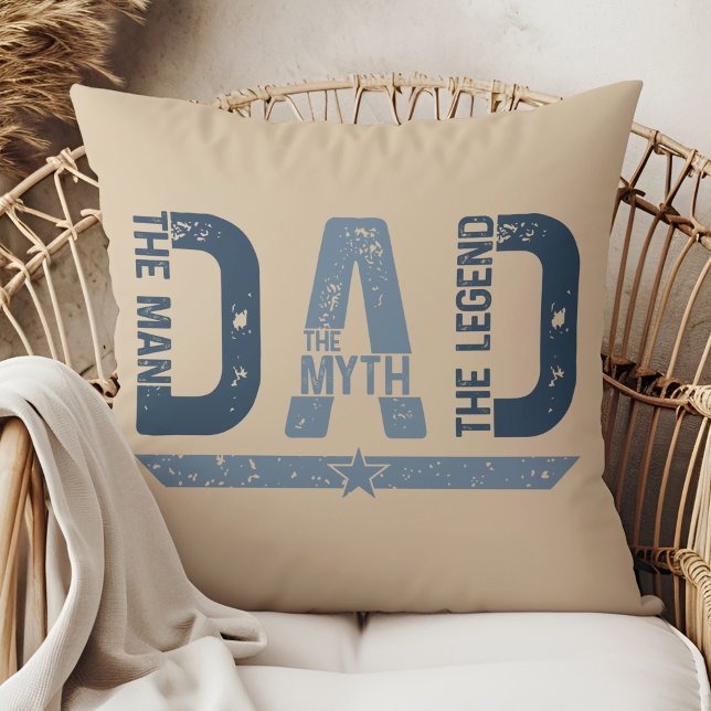 "PAPPA The Man Mith Legend" Fars dag Gift Kudde ("DAD The Man Mith Legend" Father's Day Gift Throw Pillow in a boho rattan armchair)