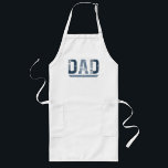 "PAPPA The Man Mith Legend" Fars dag Gift Långt Förkläde<br><div class="desc">Fira din legendariska pappa med den här djärva och ikoniska Fars dag t-shirten, med den tidlösa frasen: "PAPPA: Mannen. Myth. Förklaringen." Den här klassiska designen är ett sätt att visa uppskattning för den som gör allt på en roligt och snyggt. Vare sig han grillar, kyler eller säger pappa skämt, påminner...</div>