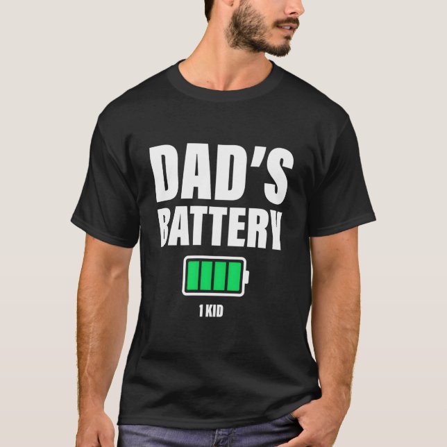 Pappa till 1 Låg batteri Pappas fadersdag T Shirt (Framsida)