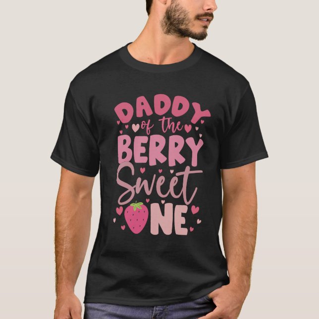 Pappa till Berry Sweet One Strawberry Birthday T Shirt (Framsida)