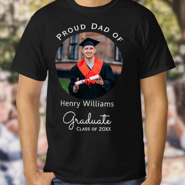 Pappa till examen Modern examensdagsfoto Custom T Shirt (A t-shirt for the proud dad of the graduate, with custom photo, graduate's name and 'class of' year)