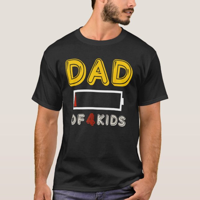 Pappa vid 4 Kids Fullt Battery Funny Fars dag Ti T Shirt (Framsida)
