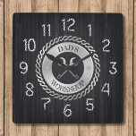 Pappa Workshop Handyman Clock Fyrkantig Klocka<br><div class="desc">Behålla i stil med det här anpassadet Pappa Workshop klocka. Den här klockan kan vara personlig med din pappa namn eller ett meddelande om anpassningsbar och skapar den en verkligt unik och tankfull gåva. De djärva, lättlästa numren och det tydliga händer garanterar praktisk användning samtidigt som man lägger till en...</div>