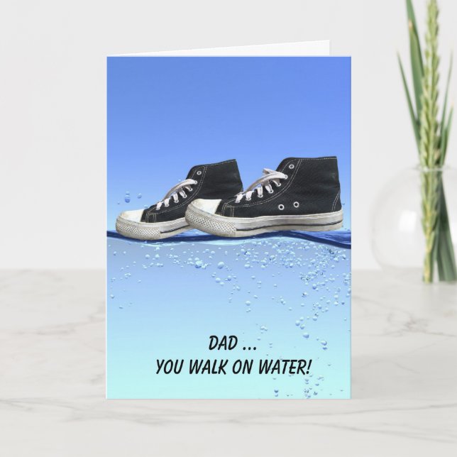 Pappadagens sneakers som går på vatten kort (Framsida)