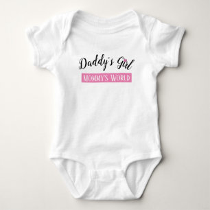 Pappas flicka, mammas värld rosa och svart t shirt