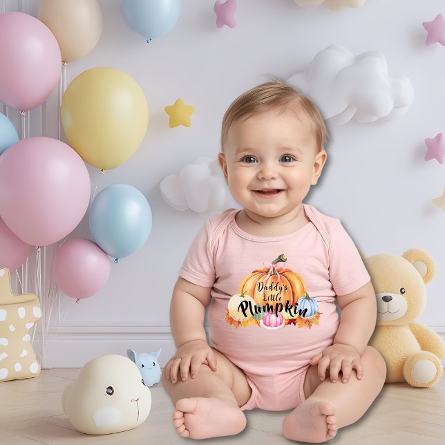 "Pappas lilla pumpa" Rolig Höst Puns Pumpa T Shirt (Funny quote "Daddy's Little Plumpkin" typography on pink bodysuit for a cute, chubby baby girl)
