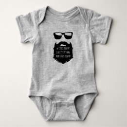 Pappaskäggbabyen ett biet förkroppsligar kostymen t-shirt