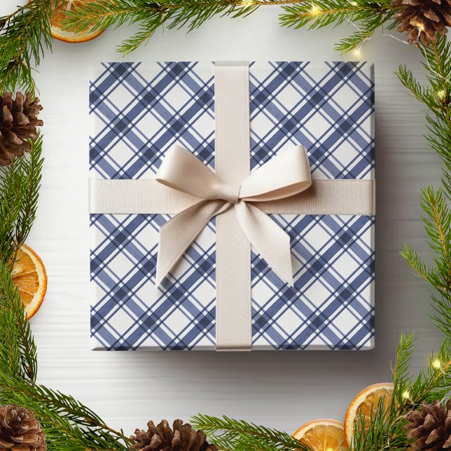 Papper för blå och vit inkapsling presentpapper (Holiday Blue and White Checkered Plaid Wrapping Paper by Painted Paperie
)