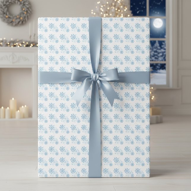 Papper för påfyllning av blåfenad snöflingor, fros presentpapper (Frosted Flurries Blue Snowflake Wrapping Paper)