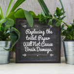 Papper Funny Quote med kontur Poster<br><div class="desc">Toilet Papper Bathroom Poster - superskojet poster i stil med ett  som innehåller meddelandet - "Att ersätta toaletten pappert orsakar inte hjärnskador." Det är en underbar mors dag-presentidé eller ett lustigt badrumsdekorobjekt. Kanske en humoristisk hemmavärmargåva till den vän eller familjemedlem som kan behöva en varsam påminnelse... Lol.</div>