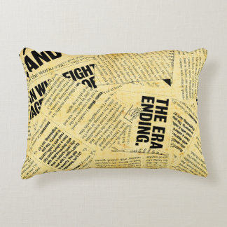 Papper nyhetstext med gammal papper prydnadskudde