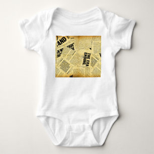 Papper nyhetstext med gammal papper t shirt