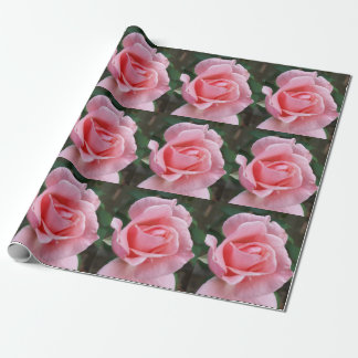 papper omslutning av gåva från rosa ros presentpapper