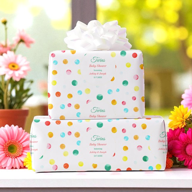 Papper radbrytning av färgade punkter på babyskabi presentpapper (Skapare uppladdad)