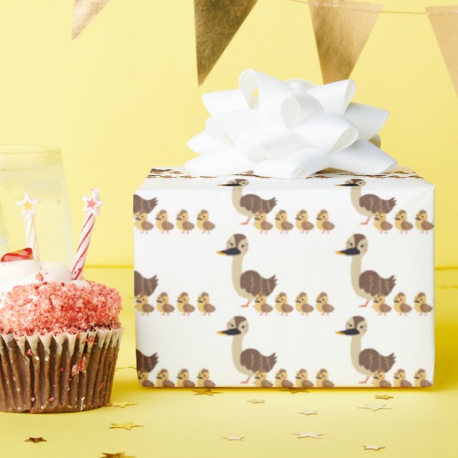 Papper radbrytning av sladdskabb presentpapper (Födelsedagsfest)