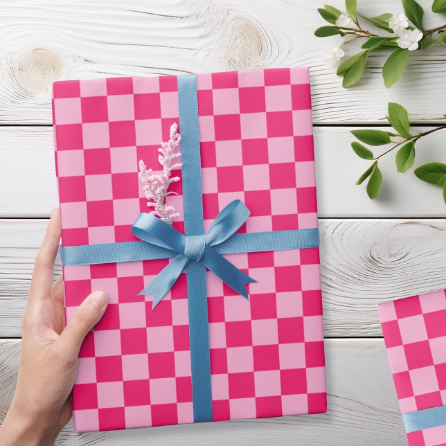 Papper radbrytning vid rosa presentpapper (Skapare uppladdad)