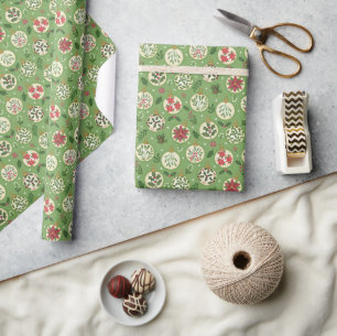Papperrulle med nyckfull julornsförpackning presentpapper