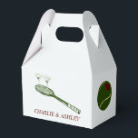 Pappers Favor Box, Gavel 4x2.5x5 Presentaskar<br><div class="desc">Tillägg en touch av sofistikering till din fest med vår stilrena Tennis och Martini Papperspresentbox. Perfekt för tennisentusiaster och martinidryckare,  har denna vackert designade presentbox charmerande illustrationer av tennisracketar och martiniglas,  som fångar det roliga och den eleganta känslan av dina favoritaktiviteter.</div>