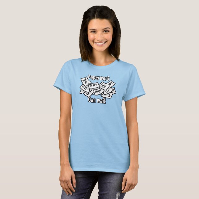 Pappersarbete kan vänta T-Shirt (Hel framsida)
