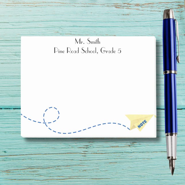 Pappert flygplan med ljuddämpande vattenfärg med a post-it block (Skapare uppladdad)