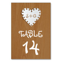 Pappert hjärta på trä, monogram bröllop bordsnumme