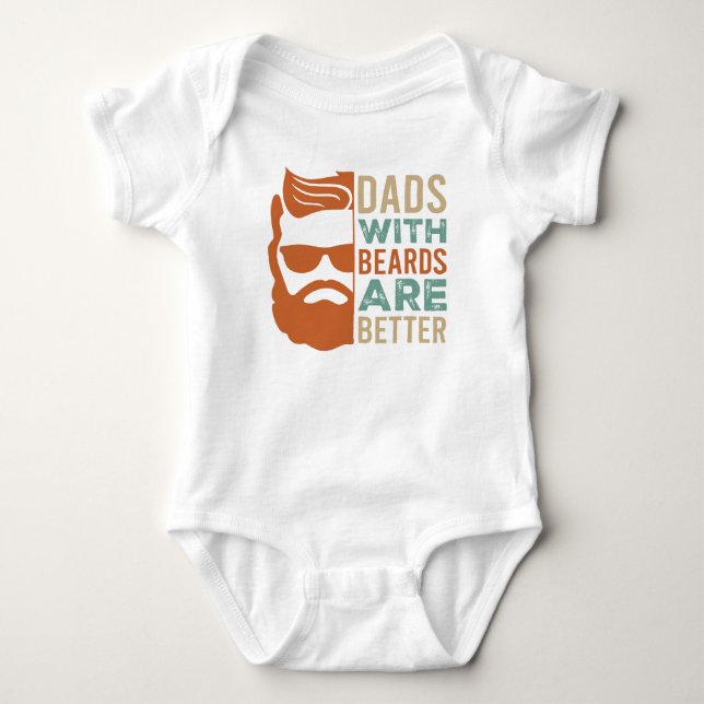PAPPOR MED BEARBETNING ÄR BÄTTRE Cute Baby Bodykos T Shirt (Framsida)