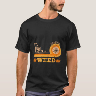 Pappor mot Ogräs Gräsmatta som äger Far T Shirt