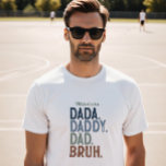 Pappor Personlig Dada till Bruh Evolution T Shirt<br><div class="desc">Lustigt Personlig Pappa Shirt - firar faderskapets utveckling i superskojet med denna lekfulla och moderna design som går från "Dada" till den ultimata tonåring "Bruh". Med fet, tryckt blocktypografi i en manlig, jordisk toning känner den här designen både trendig och nostalgi. Personaliseringen överst ger en varm och anpassningsbar - skapar...</div>