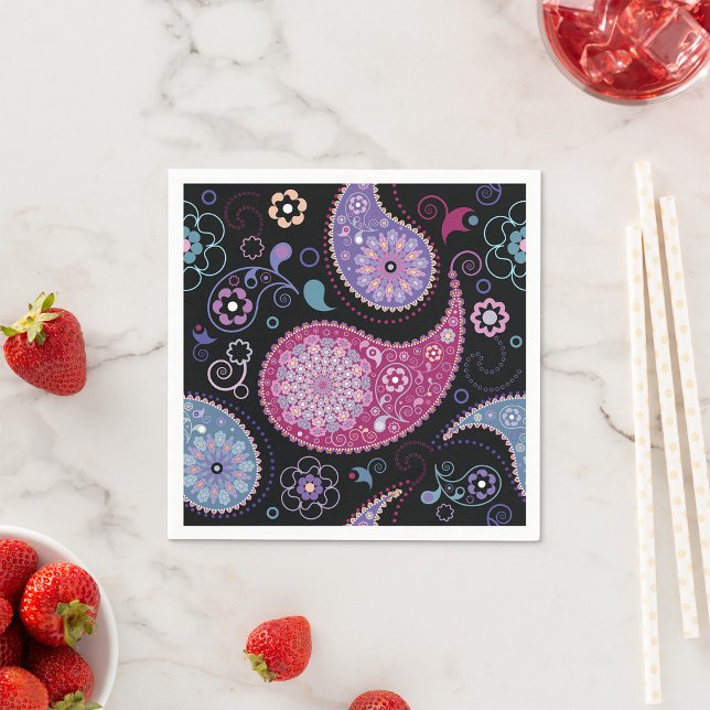 Pappra blöjor i bakgrunden pappersservett (Skapare uppladdad)