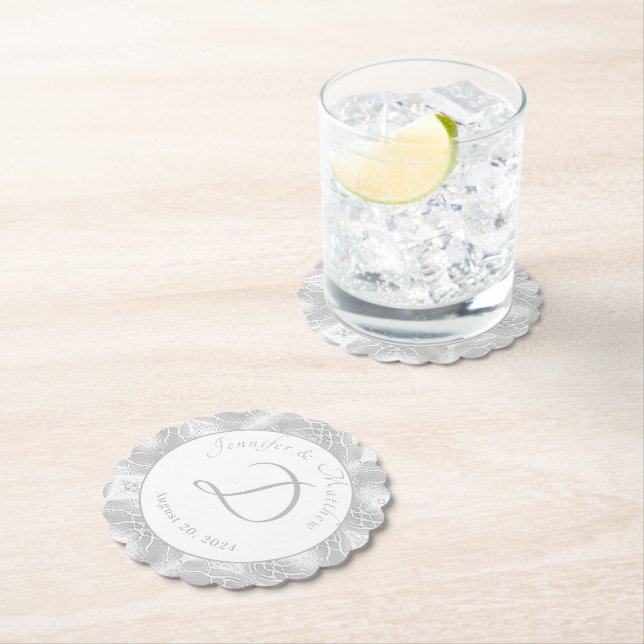 Pappra plattor av silver monogrammed faux-satin underlägg papper (Insitu)