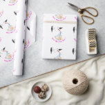 Pappra stork Carries Baby Presentpapper<br><div class="desc">Anpassade Lustigt radbyte Pappert med stork som transporterar Baby med babypresenter för Tecknad av text - MIGNERAD målning - eller lägg till Anpassningsbar text / Namn</div>