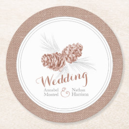 pappra underlägg av gräs, bruna vinterkoner i bröl papper rund