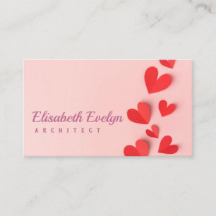 Papprare valentines day-hjärtan på rosa visitkort