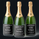 Par bra med att vara en frieri gåva till en brud<br><div class="desc">snyggt trendig typography söt avslappnad,  informell enkel kalligrafi brudens sida,  mousserande dekal för vin flaska,  frieri pografi för parti med bachelorette,  gåva till hennes minimalistiska moderna elegant trendig för chic,  söt svart och silver bröllop roligt,  champagne från brud sa ja,  förlovning gifta sig  skript för</div>