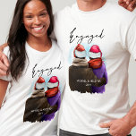 Par-jul för-skriptPersonlig T Shirt<br><div class="desc">Engagerade,  personlig-julskjortor. Den här vattenfärgsdesignen har ett trendig som illustrerar ett par stolthattar. "Engaged" är handskrivet i modernt skript och mallen är redot för dig att lägga till namn och årstexten eller annan personlig.</div>