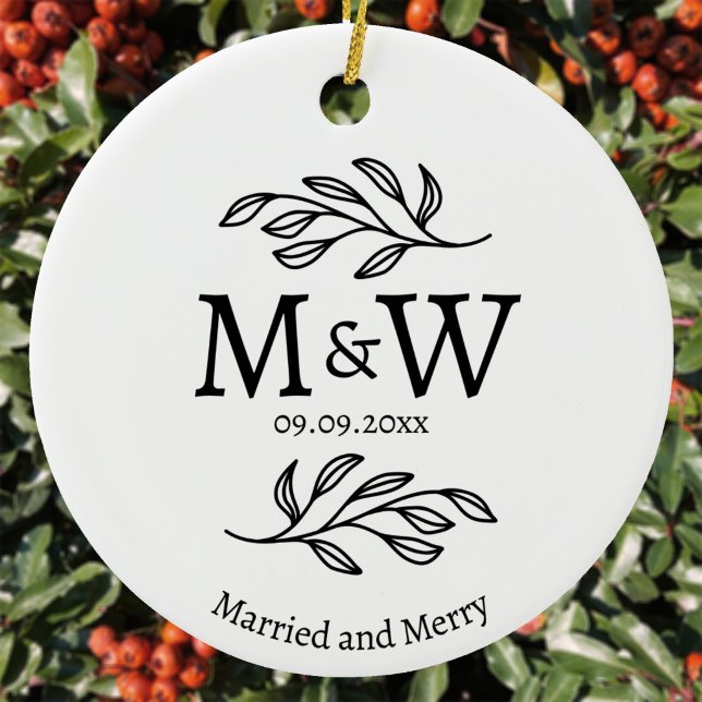 Par Monogram Bröllop Gift och Glad Julgransprydnad Keramik (Couple monogram initials custom text date first Christmas Married and Merry ceramic ornament)
