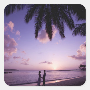 Par på strand, Windjammer Landing, St. Lucia Fyrkantigt Klistermärke