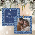 Par Photo Poinsettia, första julen Julgransprydnad Keramik<br><div class="desc">Minneshögtid din första jul som ett engagerat par med denna vackra fotodekoration med ett klassiskt blått och vitt hand plockade poinsettia mönster,  med ett foto på ena sidan och din text på baksidan.</div>