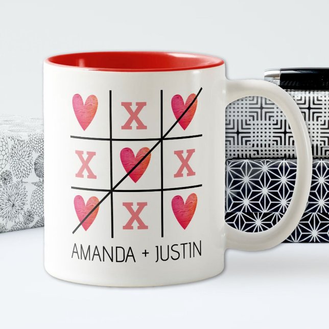 Par Red Valentine Hearts Tic Tac Toe Två-Tonad Mugg (A fun tic tac toe Valentine's Day couples mug.)