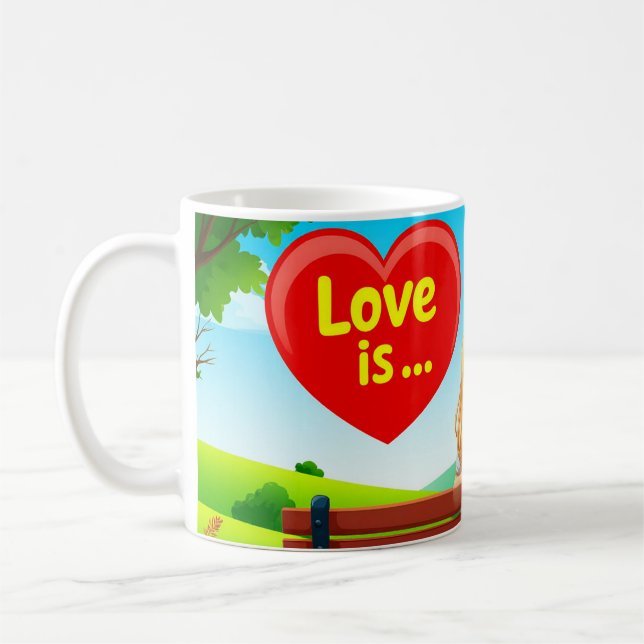Par sittande på en bänk med kärlekstitel kaffemugg (Vänster)
