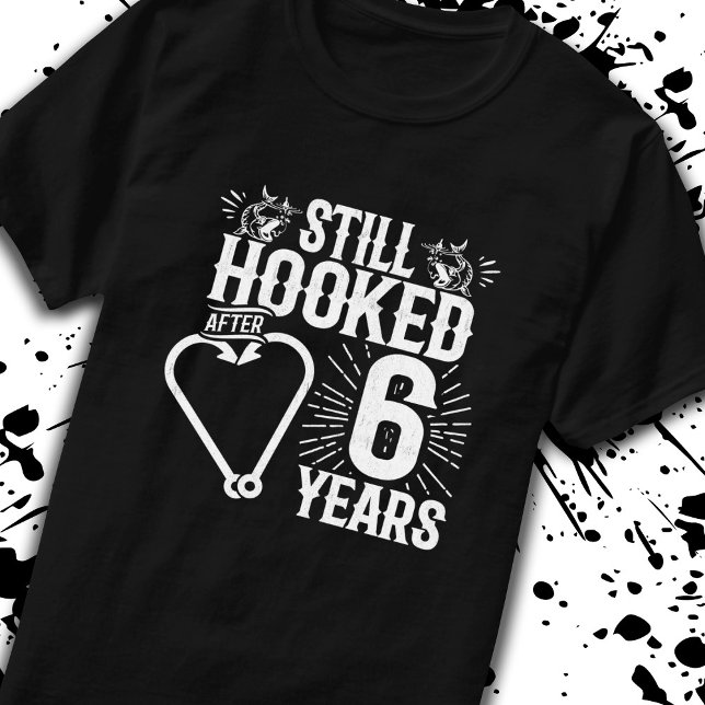 Par, som är gift i sex år och som firas i 6e t shirt (Skapare uppladdad)