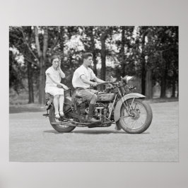Par som kör motorcykel, 1928. Gammalt foto Poster