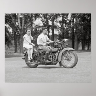 Par som kör motorcykel, 1928. Gammalt foto Poster