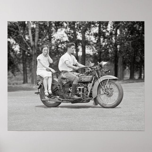 Par som kör motorcykel, 1928. Gammalt foto Poster (Framsidan)